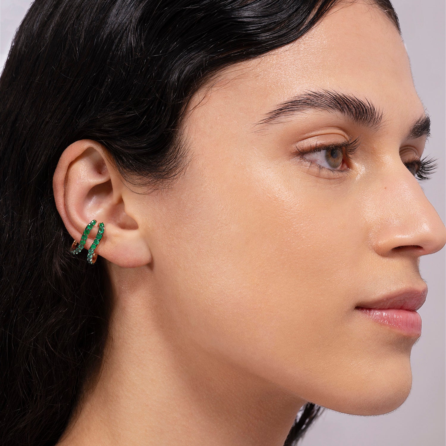 Single Aura ear jewel in 18k gold with emeralds - Fine jewelry by MARIE MAS
