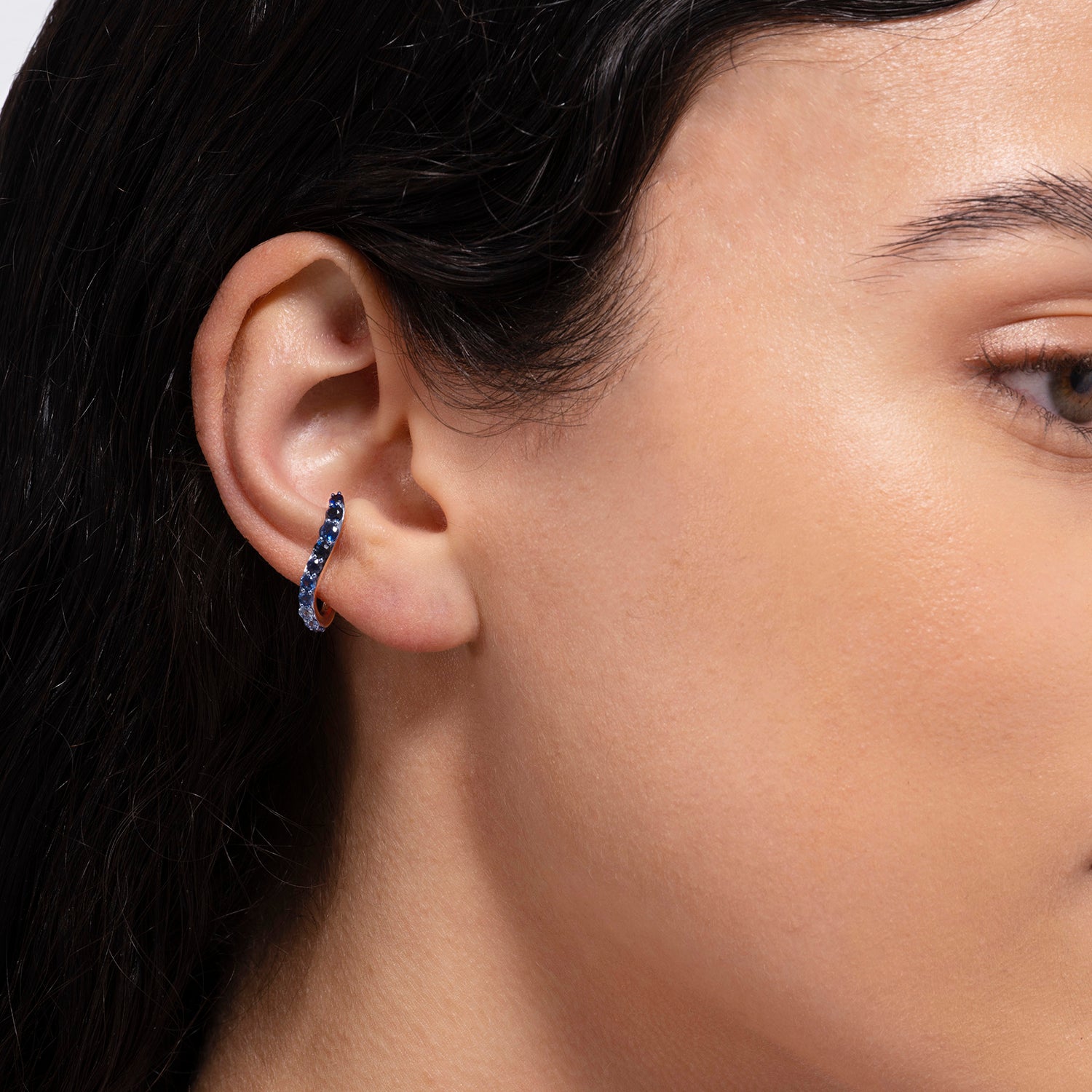Single Aura ear jewel in 18k gold with blue sapphires - Fine jewelry by MARIE MAS