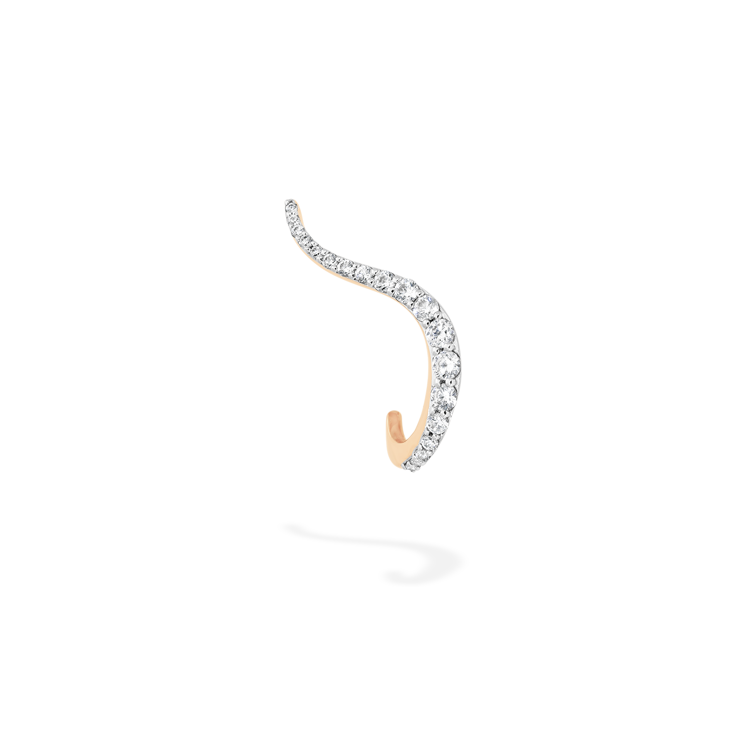 An earring crafted in 18k rose gold and set with natural diamonds. Its curves create a luminous line along the ear, designed to follow the shape of the earlobe.