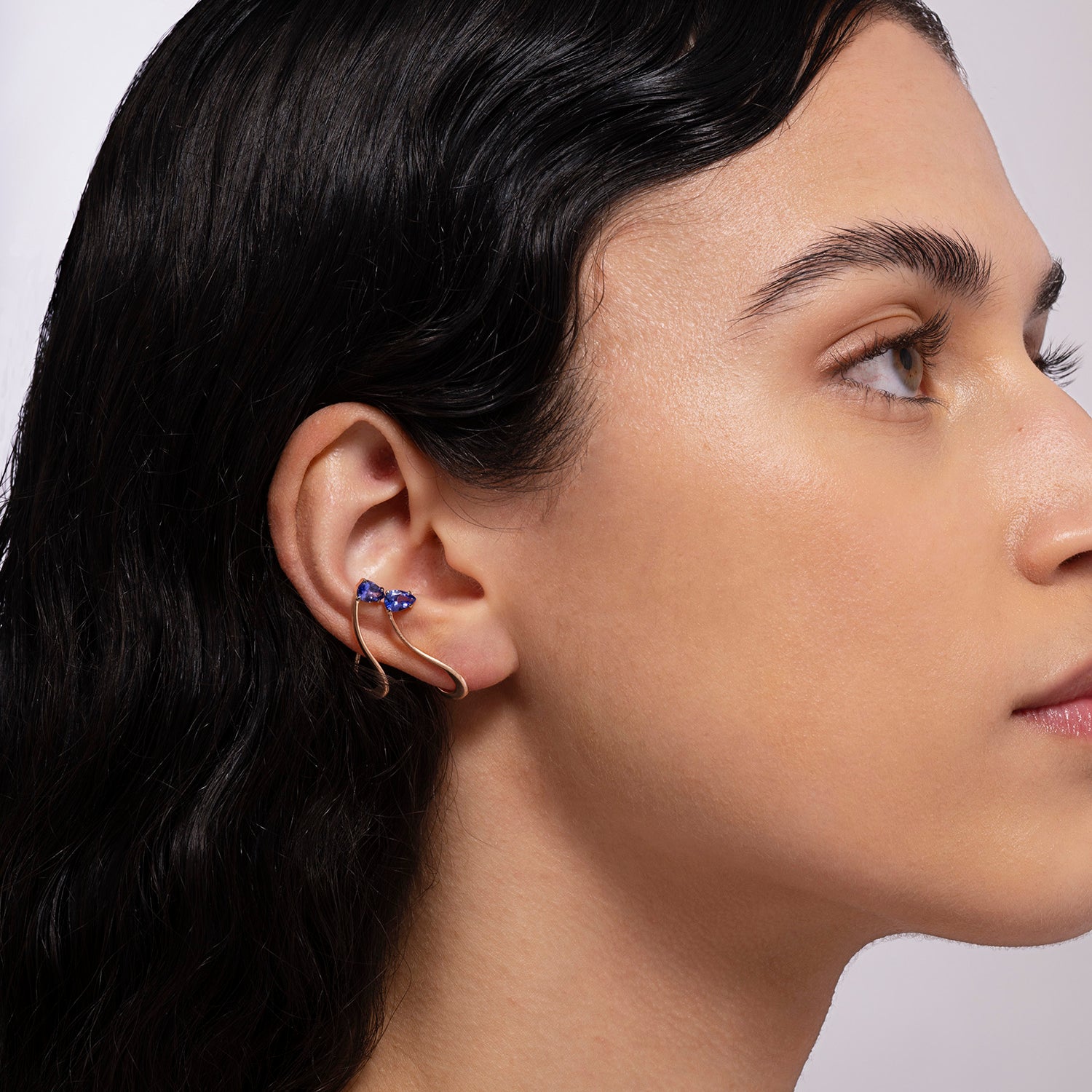 Single Nova ear jewel in 18k gold with tanzanite - Fine jewelry by MARIE MAS