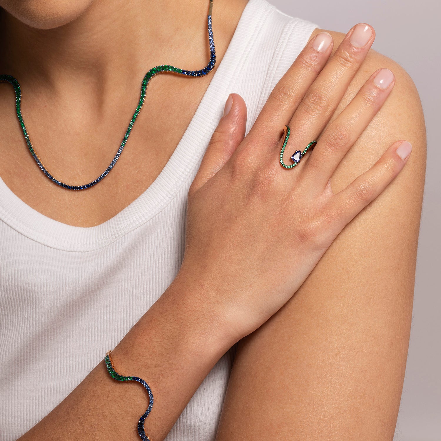 Radiant ring in 18k gold with emerald and pear-shaped tanzanite - Fine jewelry by MARIE MAS