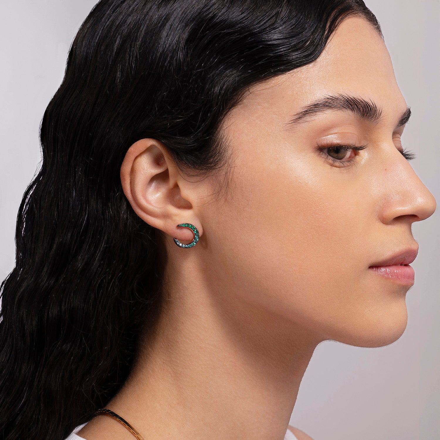 Radiant hoop earrings in 18k gold with emeralds - Fine jewelry by MARIE MAS