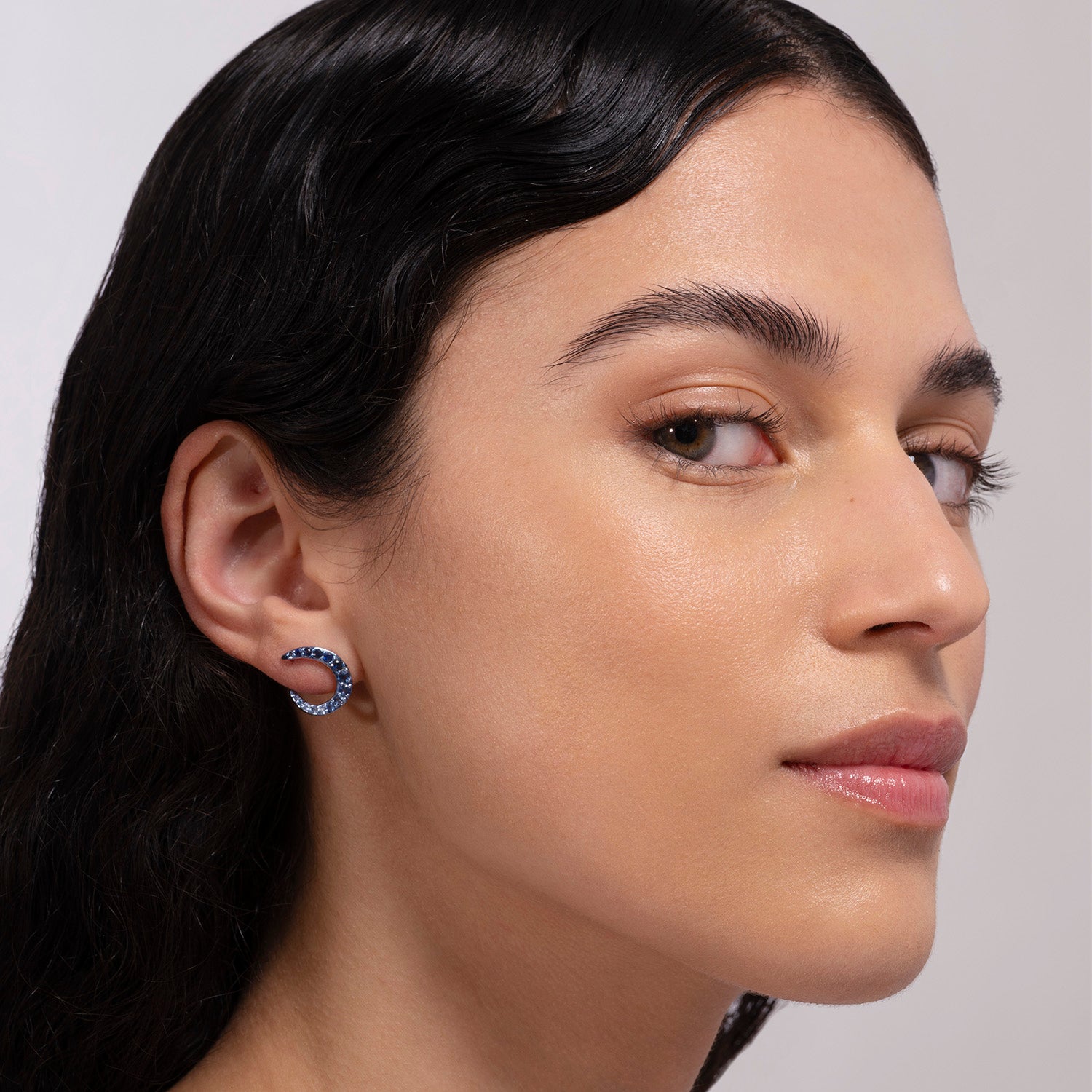 Radiant hoop earrings in 18k gold with blue sapphires - Fine jewelry by MARIE MAS