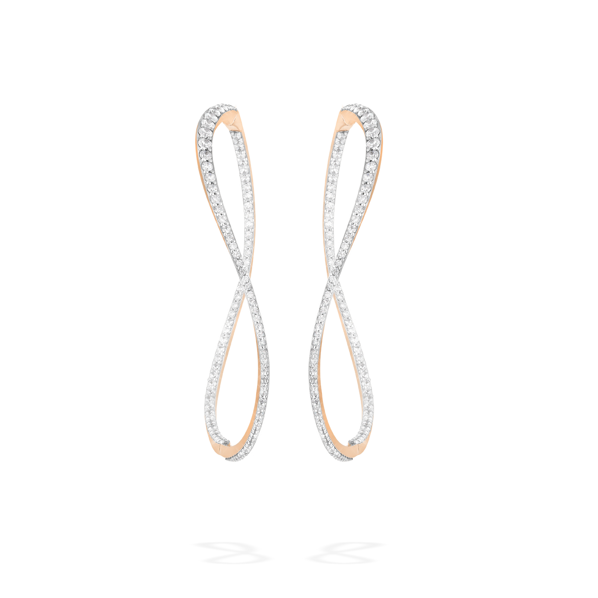 A pair of transformable jewel : a bangle-hoop earrings presented as an earrings here. This piece is crafted in 18k rose gold and set with natural diamonds. Thanks to an ingenious patented mechanism, the jewel switch from a bangle to an earring.