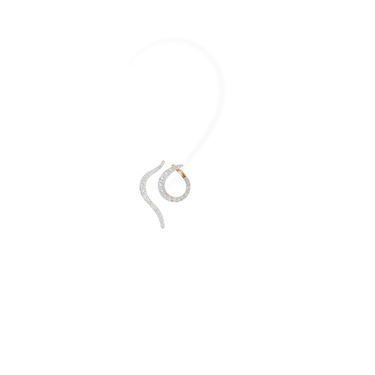 An ear set composed of two pieces : a transformable brooch-earring and an earring. She also wear three ring inspired by the caustics, the luminous phenomen when light meet water. All pieces are crafted in 18k gold and set with natural diamonds in a gradient size.