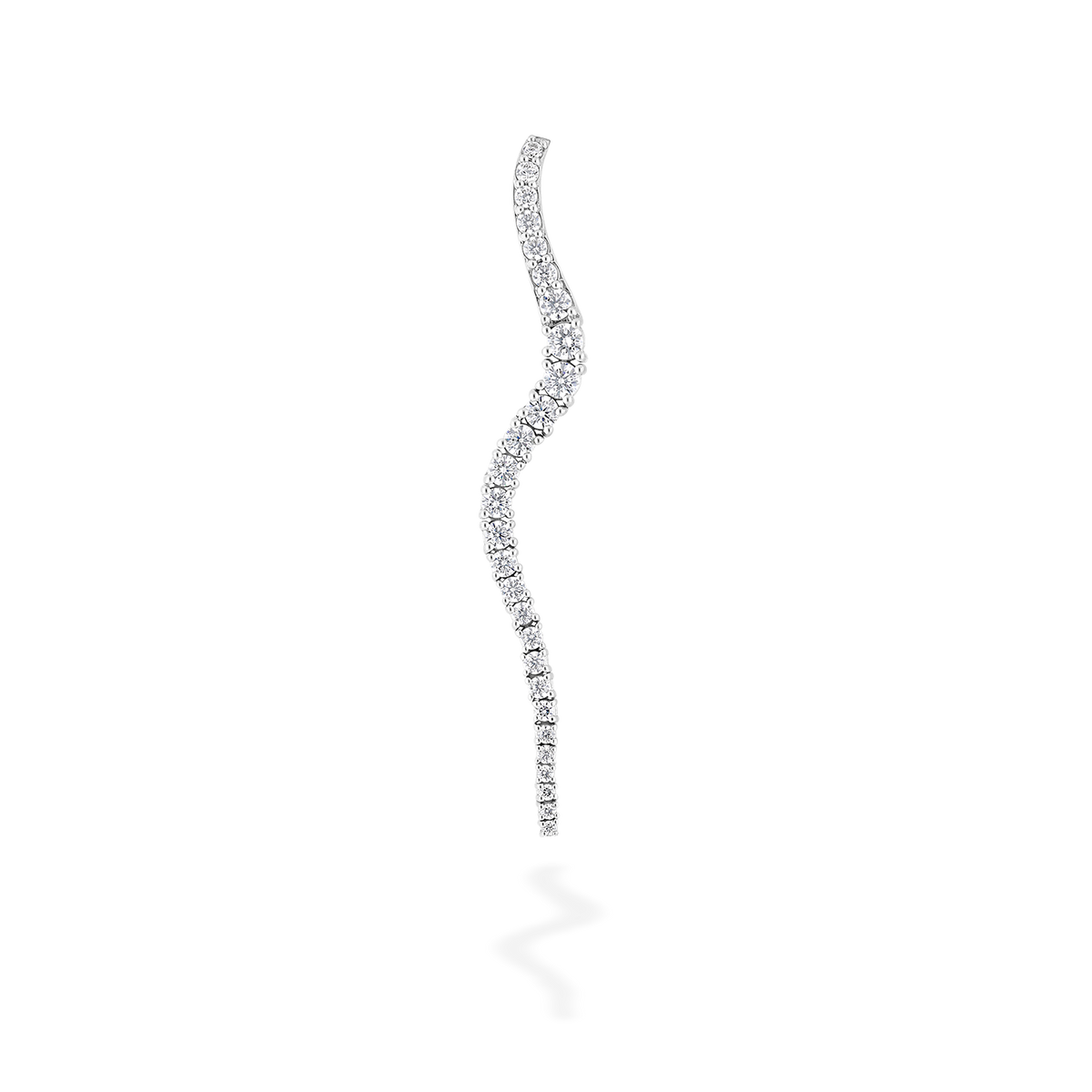 A single pendant earring, crafted in 18k gold and set with natural diamonds. The curves create a luminous lines that highlight the face.