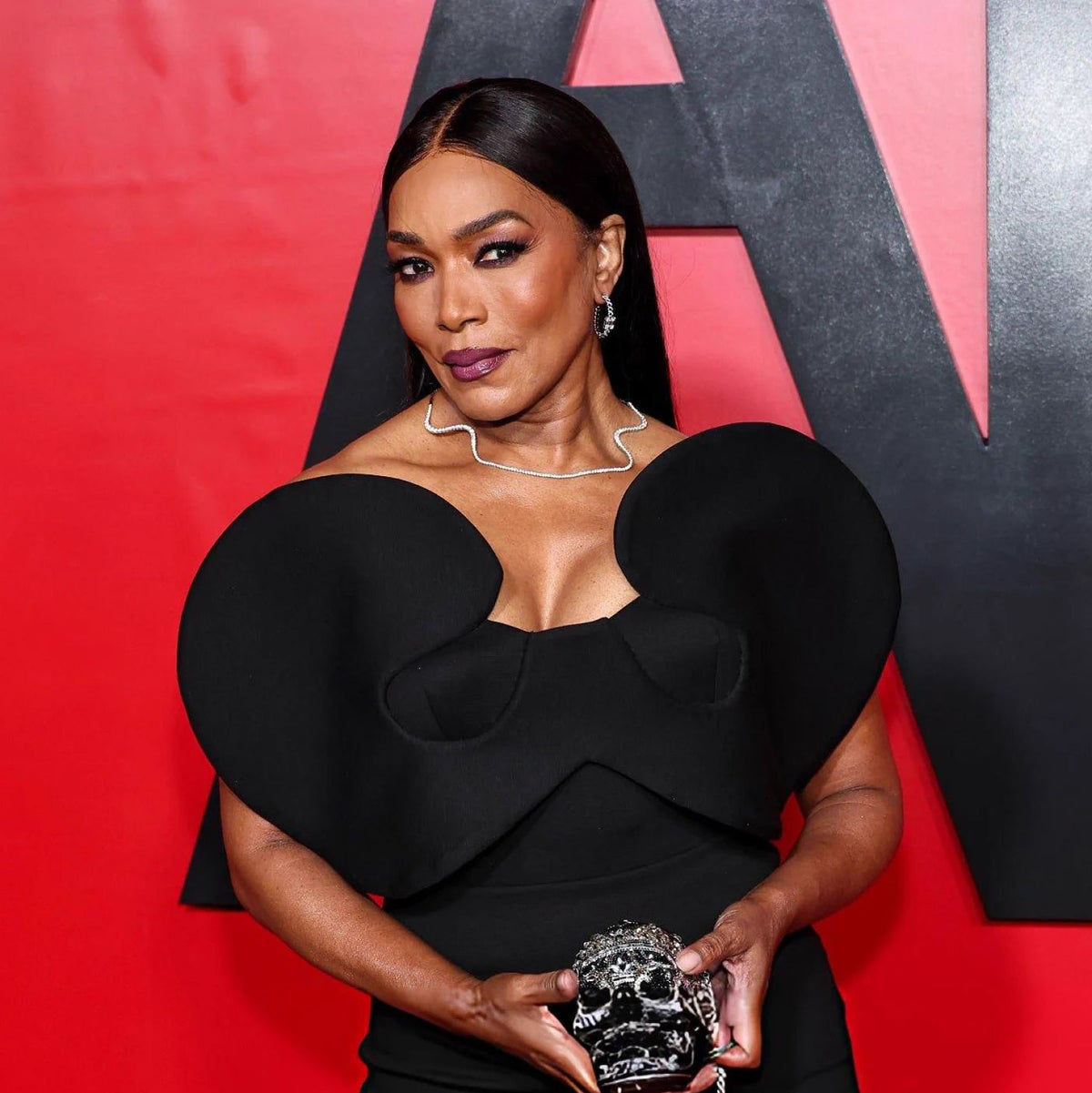 actress Angela Bassett wearing a beautiful MARIE MAS Aurora Necklace Full Pavé Diamonds, a stunning diamond necklace in white gold with 221 natural diamonds. This elegant and luxurious necklace features a unique curved design, a delicate shape and sparkling diamonds that catch the light. A beautiful fine jewelry piece and statement necklace worn by Angela Bassett at the American Horror Story Season 13 premiere in New York.